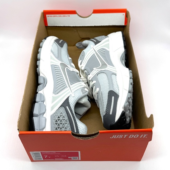 Nike Vomero 5 Platinum Metallic Shoes Sz 7Y / 8.5 W Gray White New HF6998-002 - Picture 9 of 11